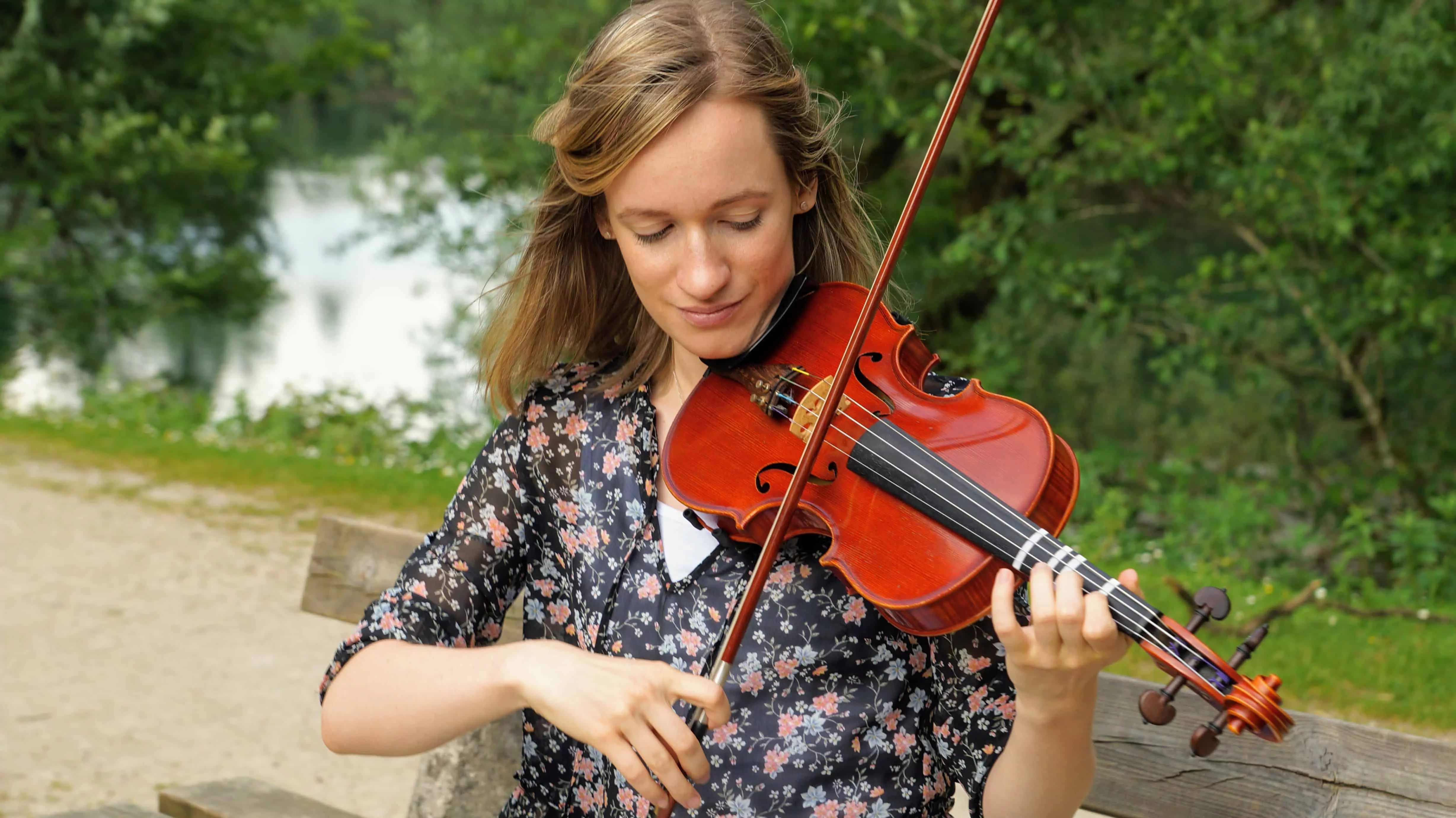 learn-the-violin-by-yourself-camera-girl-practicing