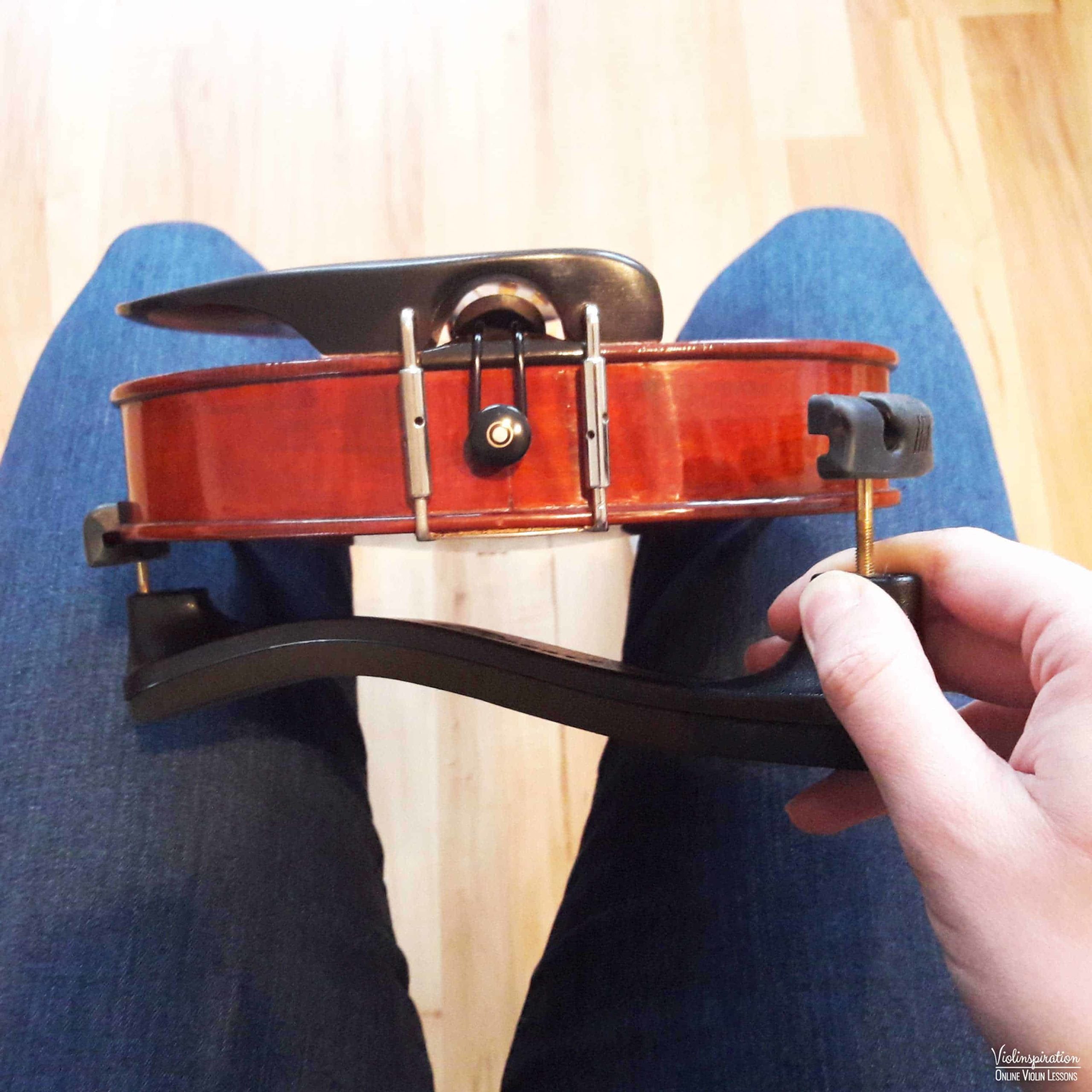 How to place a shoulder rest on a violin - step 3_1