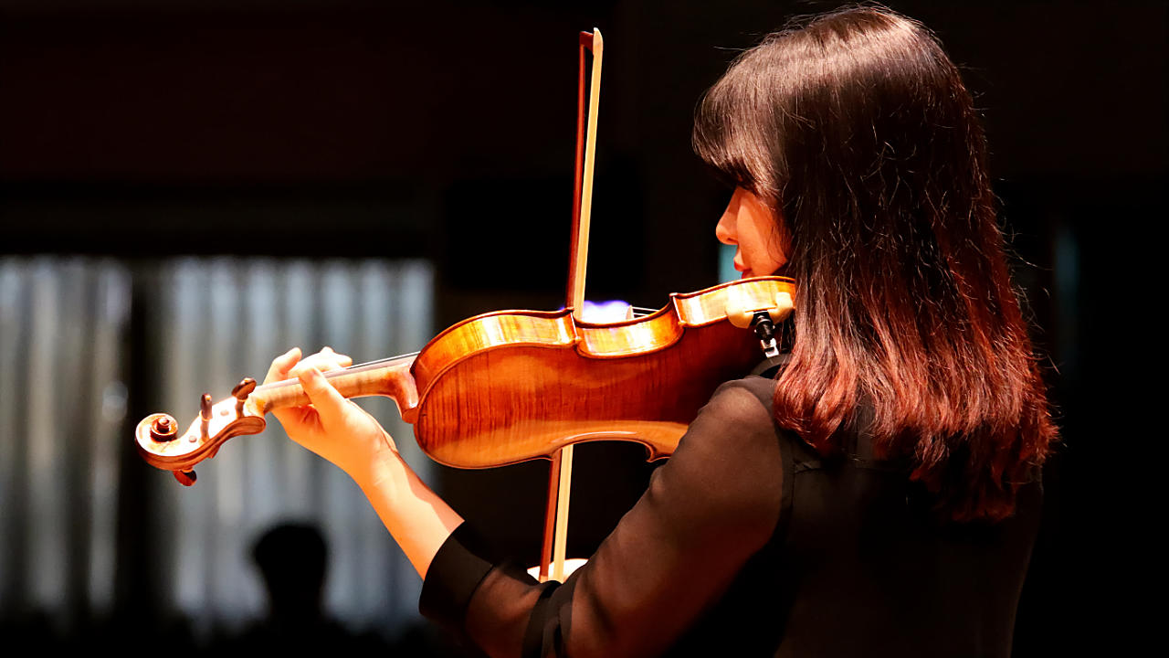 stage presence - violinist performance